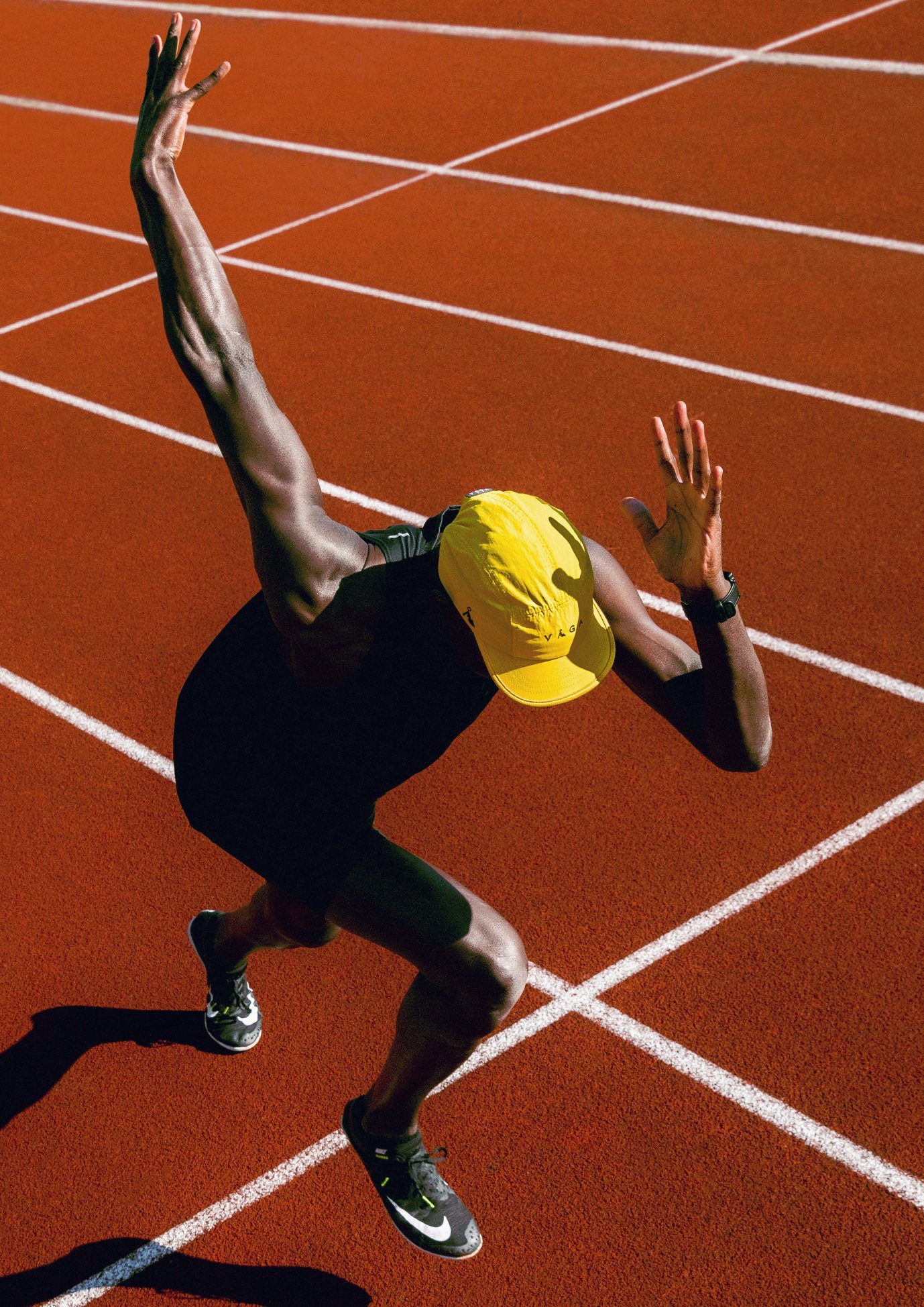 Sprinter im Startblock auf der Tartanbahn